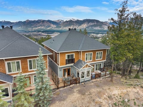 Exterior of Mountainside Retreat. Minutes from downtown Invermere, you`ll be surrounded by hiking trails, golf courses, biking routes, and scenic viewpoints.