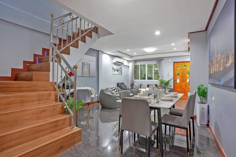 House, 3 Bedrooms, Balcony | Dining room