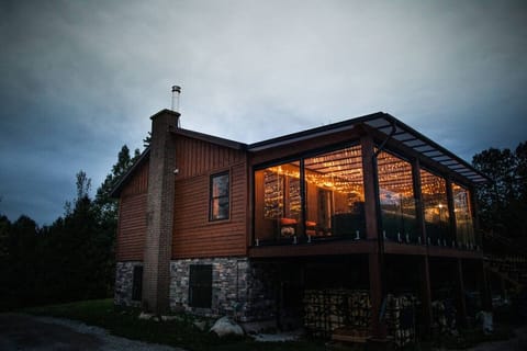 Outdoor Oasis: Patio, Balcony & Hot Tub Step outside to breathe in the fresh peninsula air. Our expansive outdoor spaces include:  Private Balcony & Patio: Perfect for morning coffee while overlooking the lush greenery.   Backyard Fun: A massive outdoor a