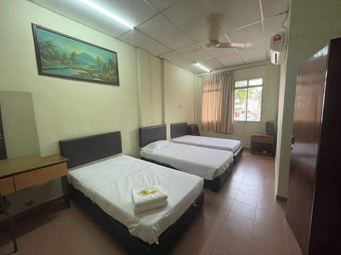 Triple Room | Desk, WiFi (free), bed sheets