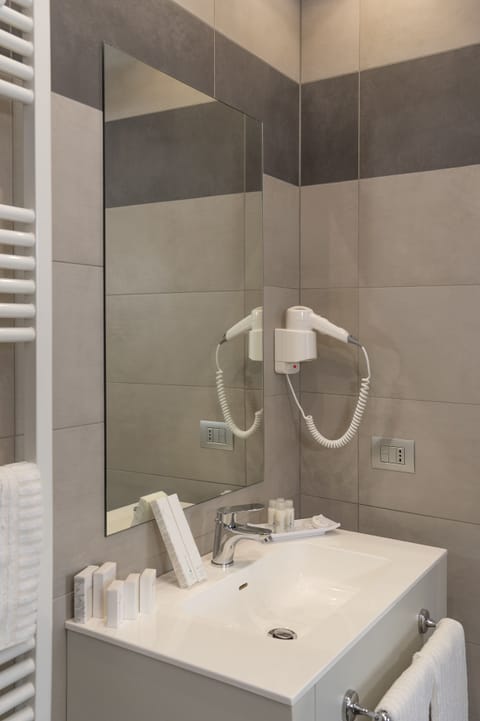 Classic Quadruple Room, 1 Bedroom | Bathroom sink