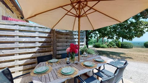 Domaine-des-Fargues-Gite-du-Bourrelier-terrasse-1024x576