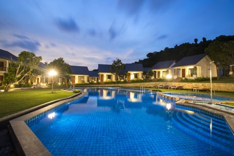 Deluxe Double Room, Pool View | Minibar, desk, free WiFi, bed sheets