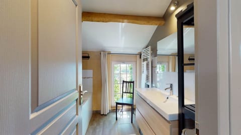 Domaine-des-Fargues-Gite-du-Cordier-salle-de-bain-01-1024x576