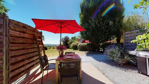 Domaine-des-Fargues-Gite-du-Forgeron-terrasse-1024x576