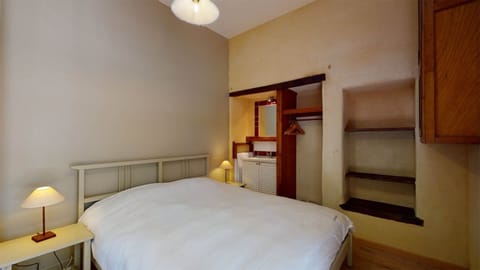 Domaine-des-Fargues-gite-du-pastoureau-chambre-02-1024x576