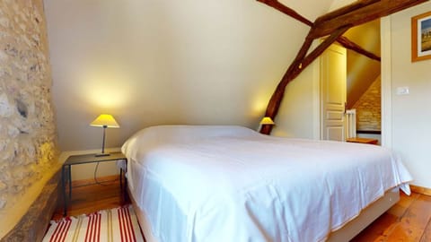 Domaine-des-Fargues-gite-du-sabotier-chambre-01-1024x576