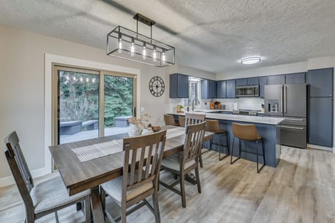 House (5 Bedrooms) | Interior