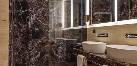 Palazzo Suite 2 | Bathroom | Free toiletries, hair dryer, bathrobes, slippers