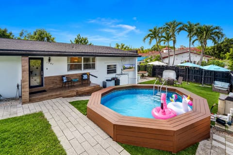 [Backyard] Pool, BBQ, alfresco dining, outdoor lounge & hammock