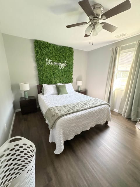 Bedroom 1 (Queen)