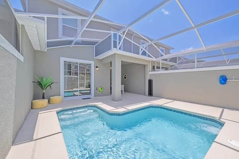 Heated private pool enclosure 