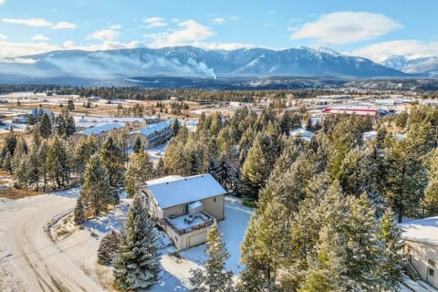 Exterior of Timberline; conveniently located just minutes from Lake Windermere and downtown Invermere.