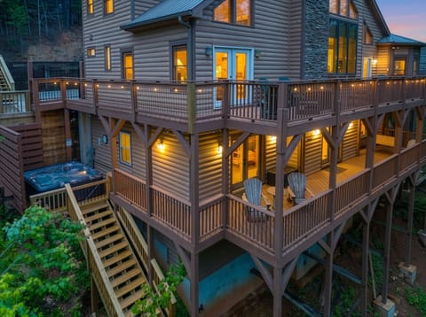 Backside view of the majestic Mountain Retreat Lodge
