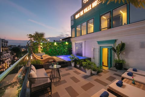 Outdoor pool, open 6:30 AM to 7:00 PM, pool umbrellas, sun loungers