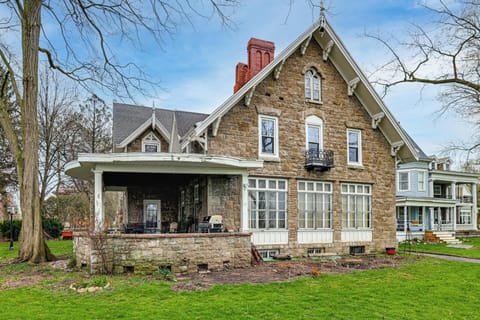 Niagara Falls Vacation Rental | 6BR | 3.5BA | 4,846 Sq Ft