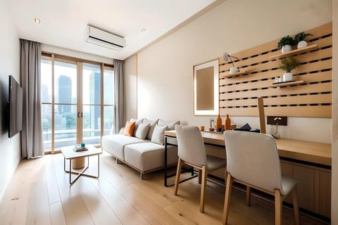 Luxury Suite, City View | Living room