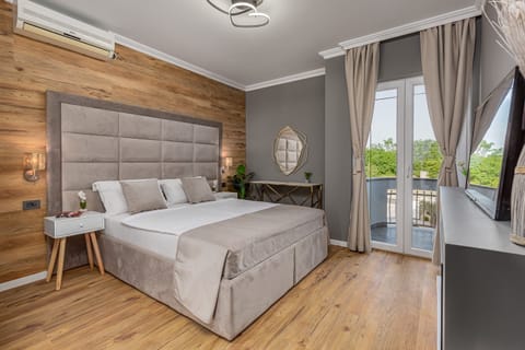 House | 8 bedrooms