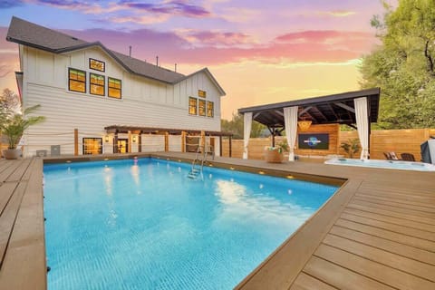 Large heated pool and hot tub overlooking the cabana lounge. Message us about the pool schedule!