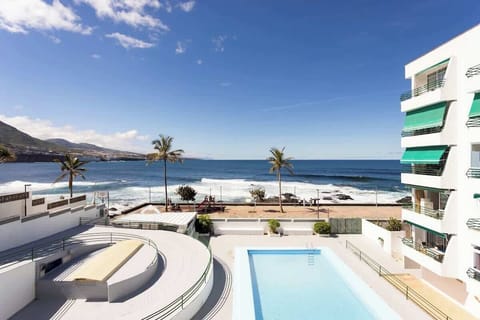 Disfruta de la piscina privada, un espacio perfecto para refrescarte, relajarte y vivir unos días de desconexión junto al mar.