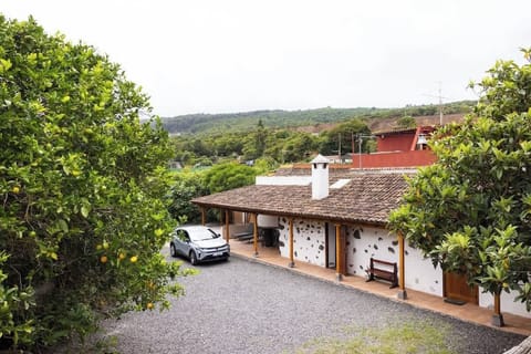 Buen acceso y fácil aparcamiento en la zona, facilitando la llegada y haciendo la estancia más cómoda para familias, grupos y eventos.