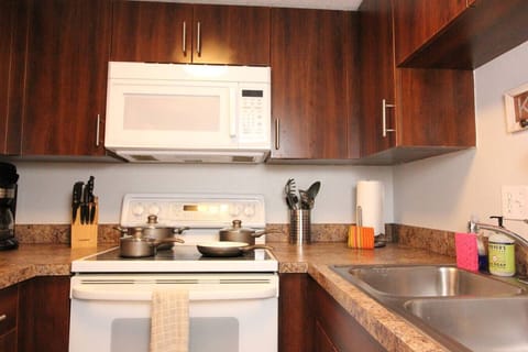 Fully equipped kitchen! Cook up your favorite vacation meals.