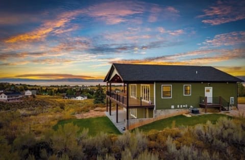 Breathtaking view of Bear Lake, known as the "Caribbean of the Rookies" 