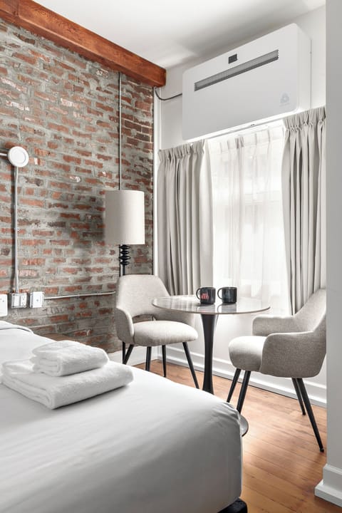 Studio Queen Bed | In-room safe, blackout drapes, iron/ironing board, WiFi (free)