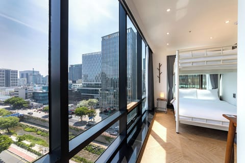 Family Twin Room | Desk, free WiFi