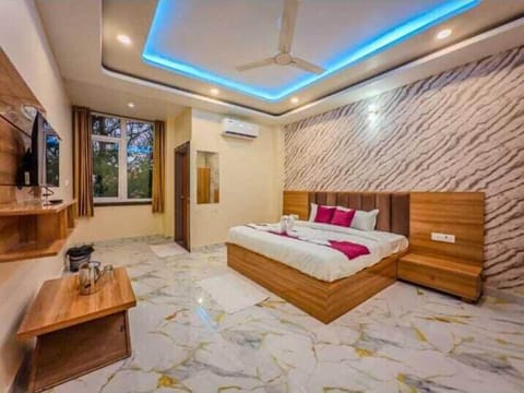Exclusive Room | Desk