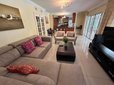 House, 4 Bedrooms, Private Pool | Living room