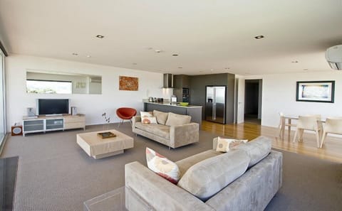 Deluxe Penthouse, Balcony, Ocean View | Living area