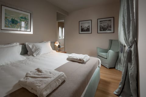 4 bedrooms, bed sheets