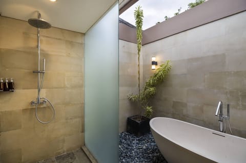 Shower, rainfall showerhead, free toiletries, hair dryer