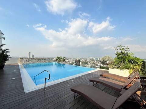 Comfort Studio Suite, City View | Pool | Indoor pool
