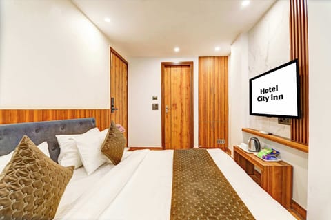Deluxe Double Room | Desk, laptop workspace, soundproofing, iron/ironing board