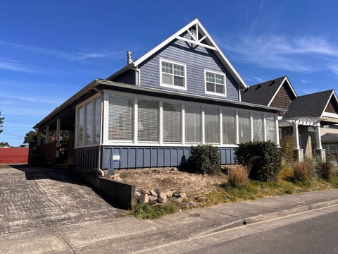 Charming property just 1 min walk to beach access at the Prom