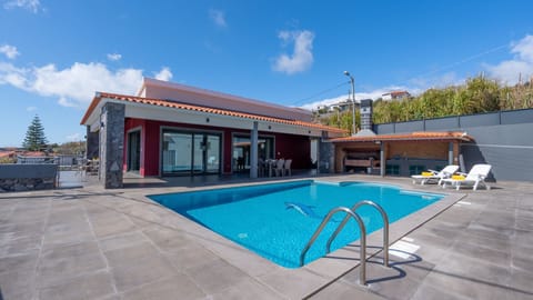 Enjoy sunny days by the inviting shared pool, surrounded by modern design and peaceful Canhas atmosphere. Perfect for relaxing, unwinding, and soaking up Madeira’s natural beauty in total comfort.
#Madeira #PontaDoSol #HolidayHome #LovelyStay