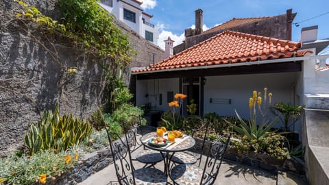 Charming Garden Oasis by LovelyStay -  Cozy retreat in Funchal with a peaceful outdoor space, perfect for relaxing moments close to the city center.
#Funchal #Madeira #GardenOasis #CozyStay #LovelyStay