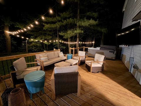Private Glow Deck/Hot Tub & Lounge