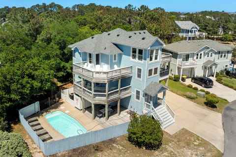 M873: Holiday House | Front Exterior