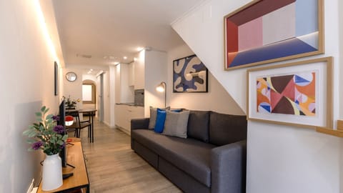 Stretch out in this stylish, compact living area where modern design meets everyday comfort.
#StylishStay #SmartLiving #UrbanRetreat #Portugal #Lisbon