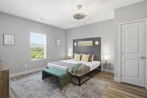 Claim the king bed, drop your bags, and settle in—this is your reset space. Soft bedding, a calm feel, and just enough room to fully unwind after a full day out.