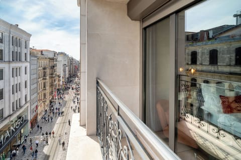Studio, Balcony | Premium bedding, in-room safe, desk, blackout drapes