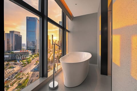 Executive Suite, 1 King Bed, City View | Deep soaking bathtub