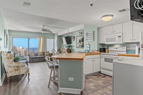 Condo, 2 Bedrooms, Pool Access, Ocean View (1814) | Private kitchen | Full-size fridge, microwave, oven, stovetop