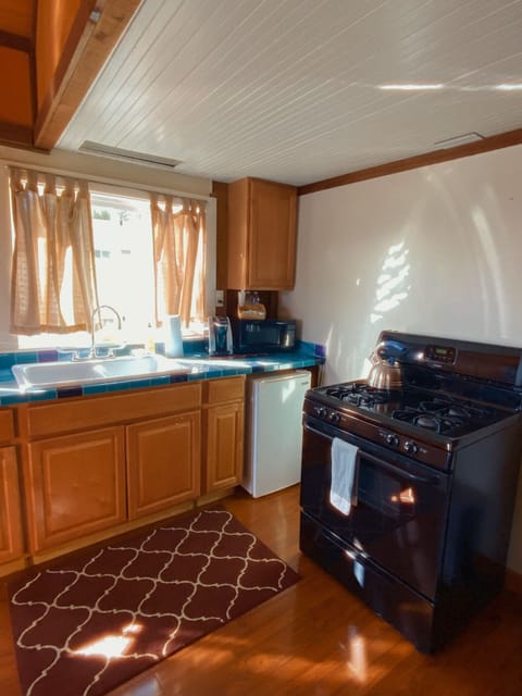 Fort Ross Suite | Private kitchen | Microwave, coffee/tea maker