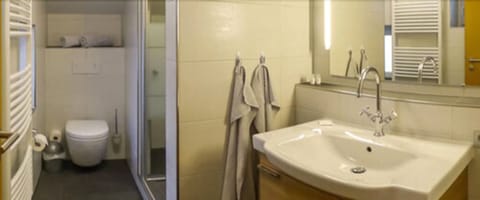 Deluxe Double Room, Balcony | Bathroom | Shower, free toiletries, towels