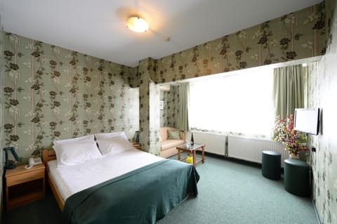 In-room safe, desk, laptop workspace, blackout drapes