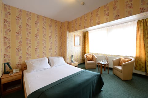 Family Double Room, Non Smoking, Park View | In-room safe, desk, laptop workspace, blackout drapes